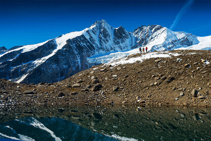 Wasserfallwinkel mit Gletscher im Hintergrund Wasserfallwinkel mit Gletscher im Hintergrund